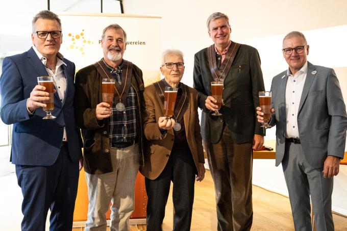 Die drei Preisträger des Bayerischen Bierordens 2024 (v.l.): Robert Widmann, Michael Krieger, Peter Ottmann gemeinsam mit Verbandspräsident Georg Rittmayer (r.) und Stefan Stang (l.), Hauptgeschäftsführer Private Brauereien Bayern e.V.