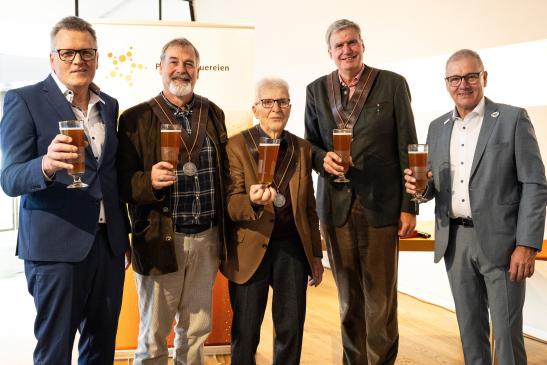 Die drei Preisträger des Bayerischen Bierordens 2024 (v.l.): Robert Widmann, Michael Krieger, Peter Ottmann gemeinsam mit Verbandspräsident Georg Rittmayer (r.) und Stefan Stang (l.), Hauptgeschäftsführer Private Brauereien Bayern e.V.