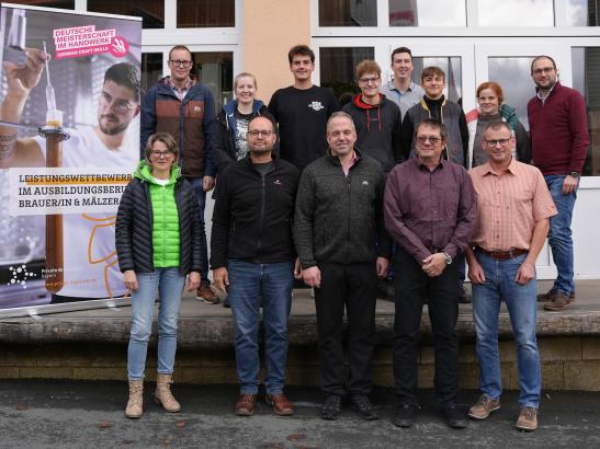Teilnehmer und Prüfungskommission des bayerischen Landeswettbewerbs 2024 (oben, von links): Andreas Dorn (Brauerei Wiethaler), Melissa Kobes, Elias Grimm, Johannes Hartmann, Raphael Göckert, Kilian Vollmann, Monika Hansen (Meinel-Bräu), Benedikt Meier (Private Brauereien Bayern) (unten, von links): Carolin Raab (Brauerei Raab), Ulrich Schmitt (Handwerkskammer für Oberfranken), Friedrich Riemhofer (Brauerei Riemhofer), Robert Pawelczak (Berufsschule Main-Spessart), Matthias Ströbel (Neumarkter Lammsbräu) (Bild: HWK Oberfranken)