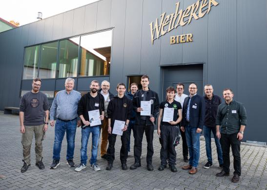 Teilnehmer und Prüfungskommission der Deutschen Meisterschaft im Brauer und Mälzer-Handwerk 2025 (v.l.): Peter Schaaf (Brauerei Kundmüller), Roland Kundmüller (Brauerei Kundmüller), Maximilian Hald, Stefan Pfister (Brauerei Gasthof Pfister), Simon Schnüll (1. Bundessieger), Kevin Düsel (Brauerei Krug Geisfeld), Niklas Engelberty (2. Bundessieger), Lenz Marin Börner (3. Bundessieger), Robert Pawelczak (Staatl. Berufsschule Main-Spessart), Benedikt Meier-Bausewein (Private Brauereien Bayern e.V.), Oswald Kundmüller (Brauerei Kundmüller), Sebastian Haas (Schwind-Bräu) (alle Fotos: Brauerei Kundmüller)